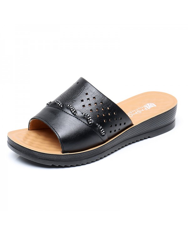 A New Summer Style Soft Sole Comfortable Sandal With Hollow Leather For Middle-Aged And Elderly Mothers, Sold Directly By The Manufacturer